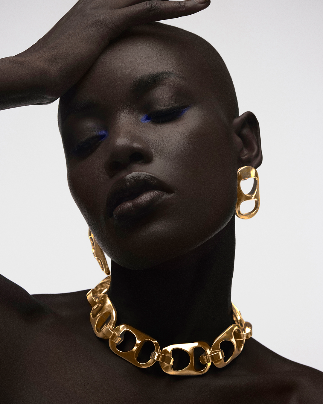 Dramatic Can Choker